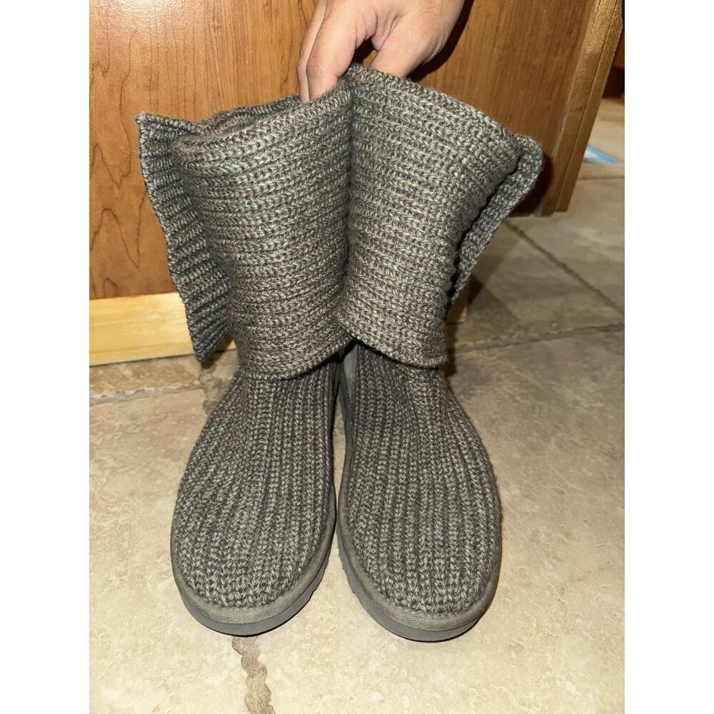 UGG Women Classic Knit Boot - USED NO BOX VERY GOOD CONDITION SIZE 8